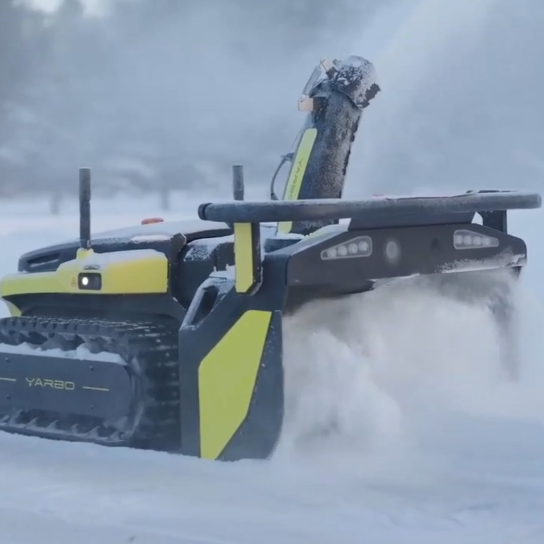 Yarbo med snöslungemodul och gräsklipparmodul - Dite.nu